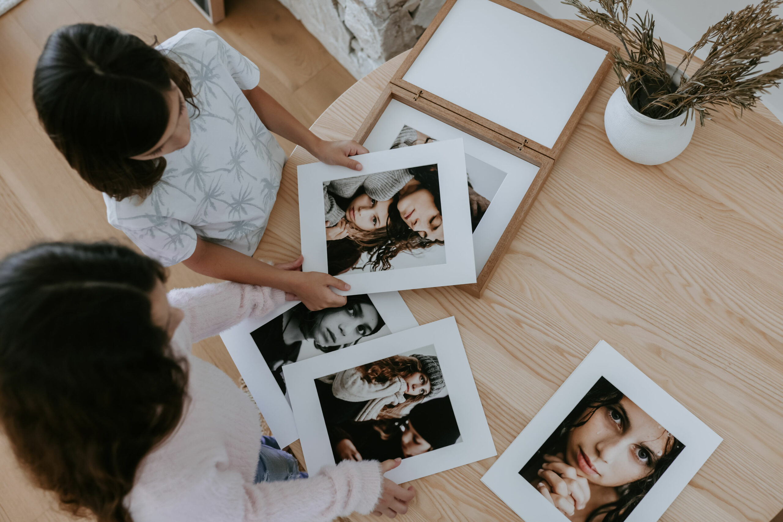 Family choosing their photography images