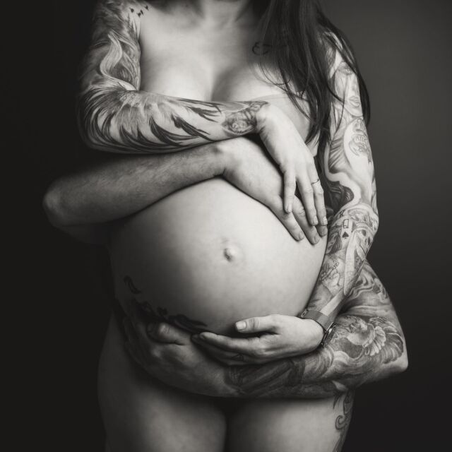 In a world of black and white, the beauty of new life emerges. We adored Lisa and Dylan and we’re honoured to capture the miracle of their precious bump. ✨