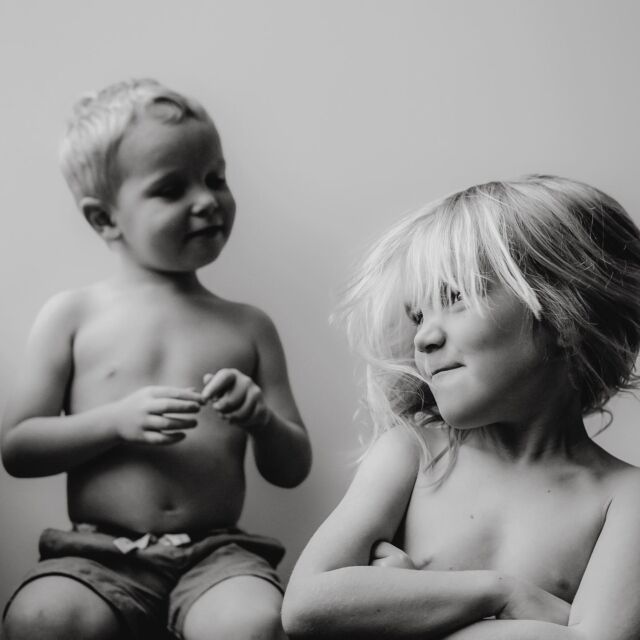 As parents we know this look all to well. And we just happened to capture the exact moment. What do you think they’ve said to each other 💕 Wrong answers only: 

— Marta (Photographer) and Steven (Designer)